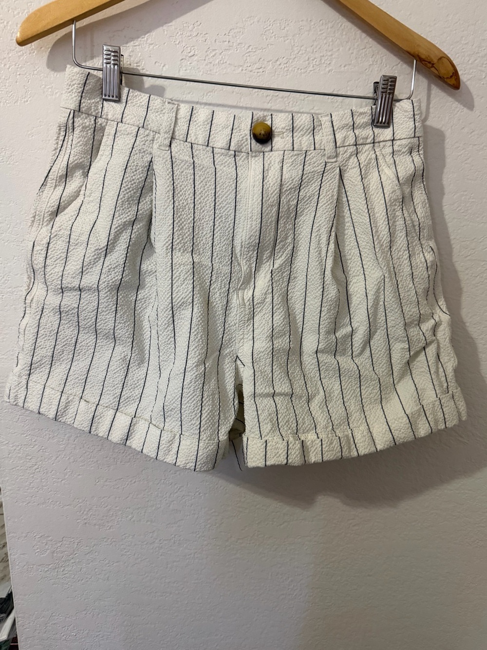Vineyard Vines Pin Striped White Textured Shorts - Size 6